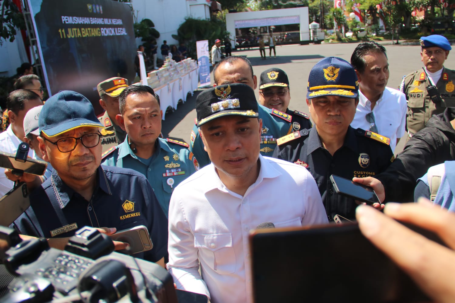 Kodaeral V Hadiri Press Release Pemkot Surabaya Musnahkan Belasan Juta Batang Rokok Ilegal